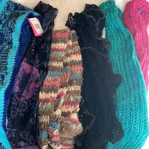 6 scarfs. Two have the tags still on them.